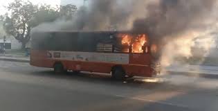 પાલડીમાં AMTS બસમાં અચાનક આગ: એન્જિનમાંથી ધુમાડા બાદ ભભૂકી ઉઠી બસ