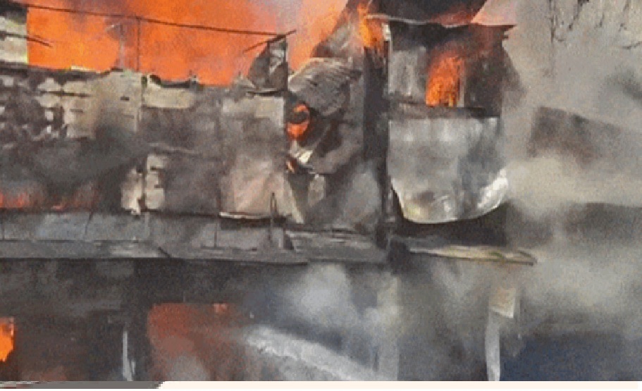 કાલુપુર રેવડી બજારમાં ભીષણ આગ