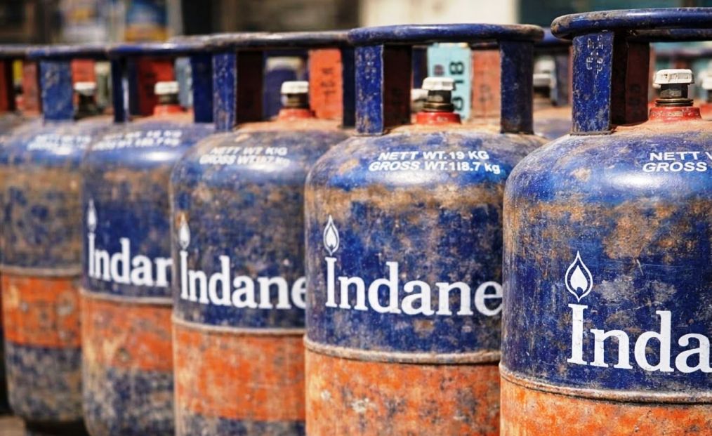 ઈરાન યુદ્ધની અસર ભારતના રસોડા સુધી: LPG સિલિન્ડરની અછતથી હોટલ-રેસ્ટોરન્ટ્સ પર સંકટ, શહેરોમાં લાગી લાઈનો