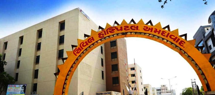 અમદાવાદ સિવિલ હોસ્પિટલમાં લિકર પરમિટ કૌભાંડ: 4 આઉટસોર્સ કર્મચારીઓ બરતરફ, ક્લાર્ક સસ્પેન્ડ