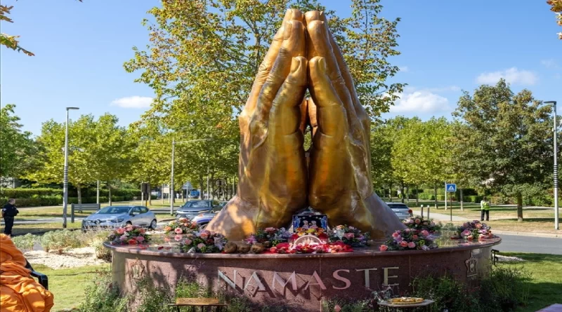 BAPS – Namaste Sculpture, Paris