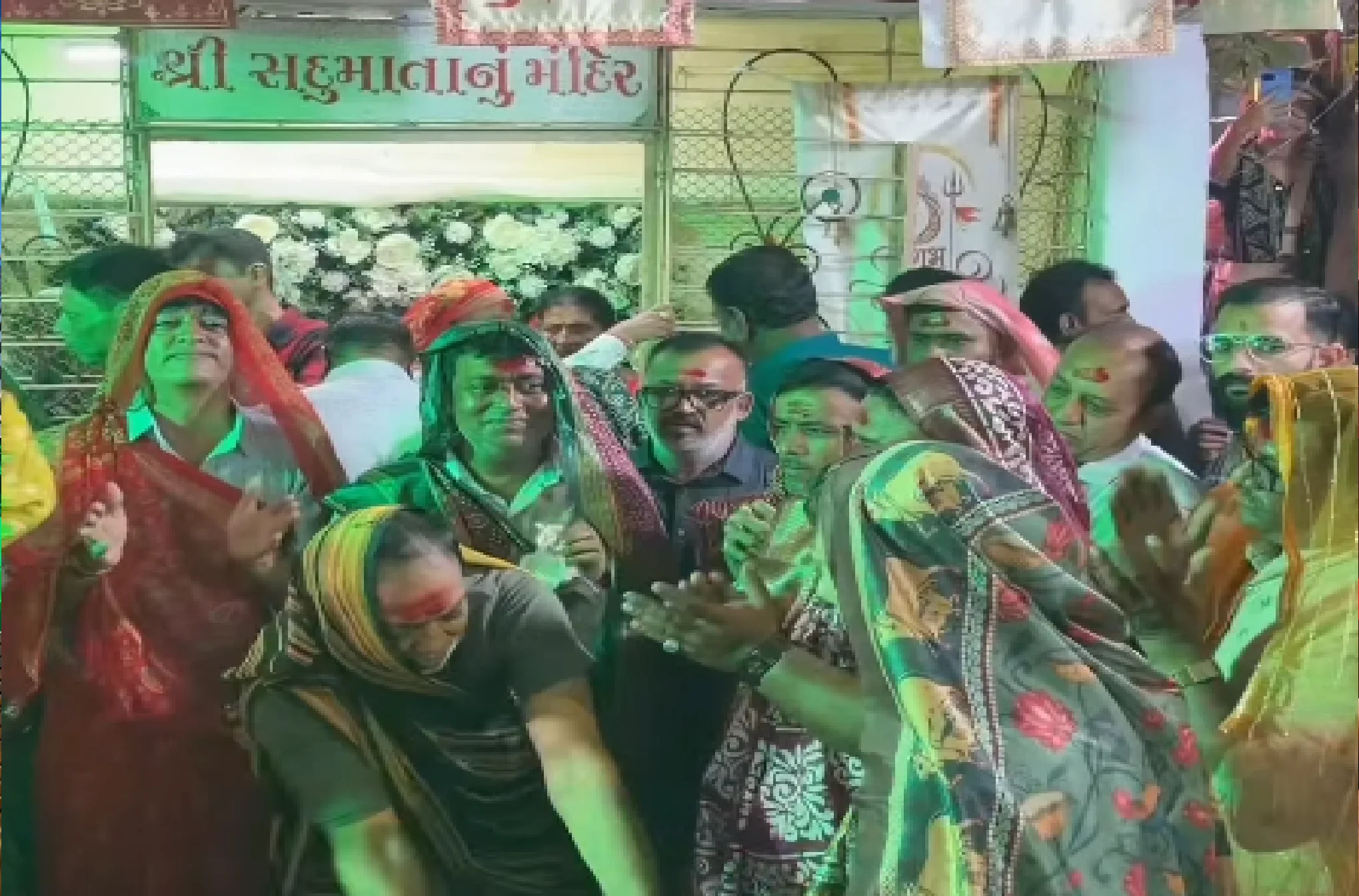 નવરાત્રિની આઠમે પુરુષો સાડી પહેરીને કેમ ગરબા રમે છે?